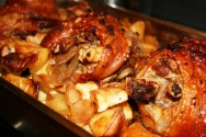 Codillo asado con manzana