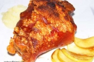 Codillo de cerdo al horno con puré de patata, salsa de mostaza y manzana asada