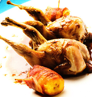 Codornices con banana y salsa de cola