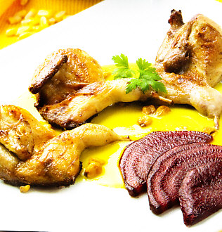 Codornices con salsa de maíz y remolacha