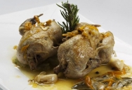 Codornices escabechadas con puré de col y patatas