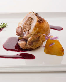 Codornices rellenas de foie con salsa de cerezas