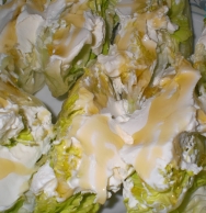 Cogollos con salsa de queso