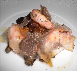 Cola de gambas con hongos, foie y trufa negra