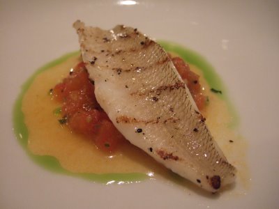 Cola de pescadilla con salsa de pimientos