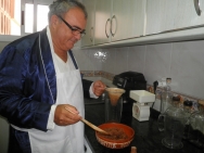 Colando el licor de peras