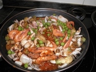 Con guisantes y alcachofas.