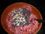 Con piñones y sésamo negro
