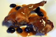 Conejo con aceitunas negras