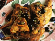 Conejo con aceitunas negras y alcaparras