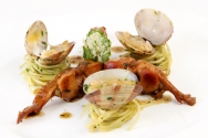 Conejo con pasta al pesto con almejas