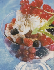 Copa de frutos rojos del bosque y miel