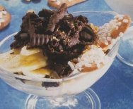Copa de plátano y chocolate