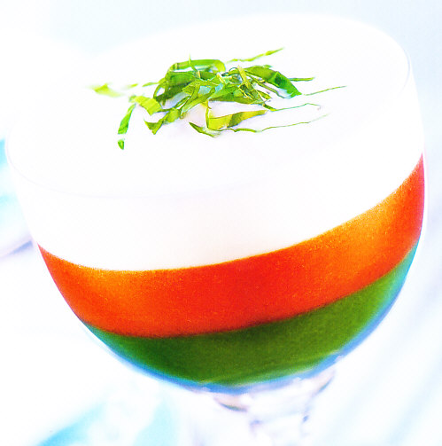 Copa de tomate y queso con berros