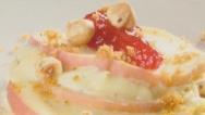 Corona de manzanas con avellanas y pan frito