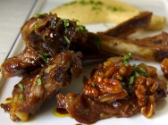 Costillas de cordero lechal a la naranja y nueces