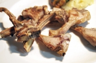 Costillitas de cabrito fritas con ajos.