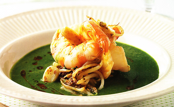 Crema de aguacate con langostinos