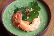 Crema de brócoli con langostinos