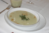 Crema de calabacín con lecho de espárragos y gambas