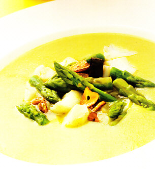 Crema de espárragos verdes con bacalao
