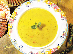 Crema de espárragos verdes con vieiras