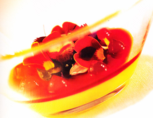 Crema de la pasión con frutos rojos y pétalos de flor