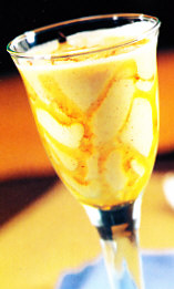 Crema de mango y yogur con miel y crocanti de almendra