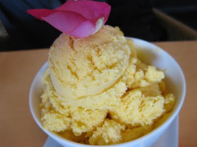 Crema de maracuyá con helado de vainilla.