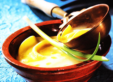Crema de nabos de la Cerdanya con raviolis de carne de perol