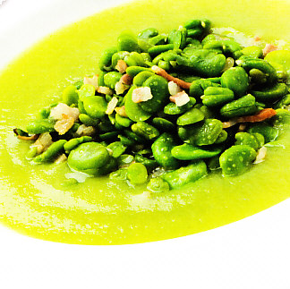 Crema de puerros con habitas salteadas