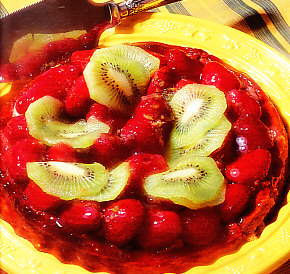 Crema de queso con salsa de fresón