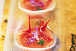 Crema de salmorejo con flor de salvia y jamón ibérico