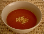 Crema de tomate con almendras