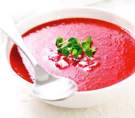 Crema de tomate con remolacha y queso feta