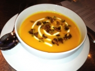Crema de yogur y naranja con rebozuelos caramelizados