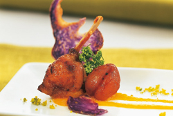 Crema de zanahorias y calabaza con puré de castañas y muslitos de codorniz