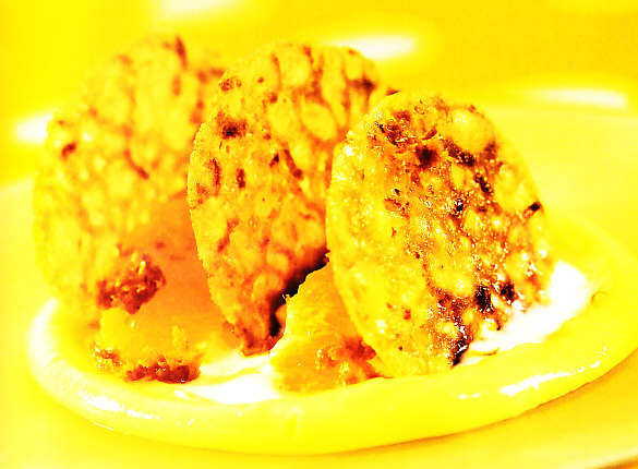 Crema y tejas de naranja con pannacotta y yogur