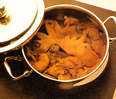 Crestas de gallo estofadas con guisantes
