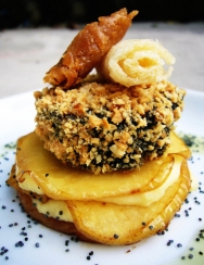Crocanti de morcilla de Serón sobre lasaña de manzana y queso