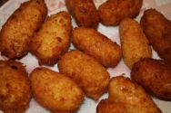 Croquetas de arroz con jamón serrano y guisantes