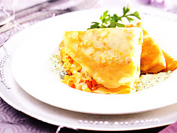 Crêpes de merluza con salsa de queso y espinacas