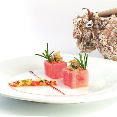 Cubiletes de sandía fashion rellenos de vinagreta  de mango y berberechos