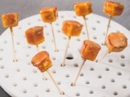 Dados de manzana caramelizados