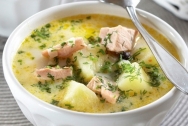 Dados de salmón con patatas