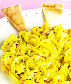 Dátiles y cebolla con yogur y nueces