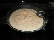 Despues de triturar la carne se hace una bechamel