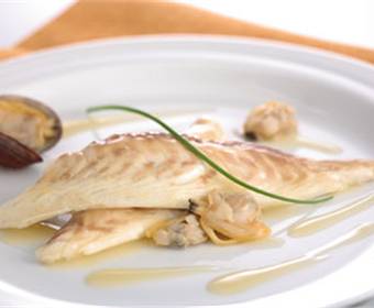 Dorada a la crema con salsa de almejas