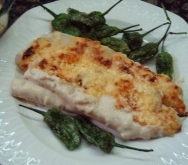 Dorada a la sal acompañado de pimientos