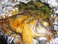 Dorada al papillote, limón, romero y oregano
